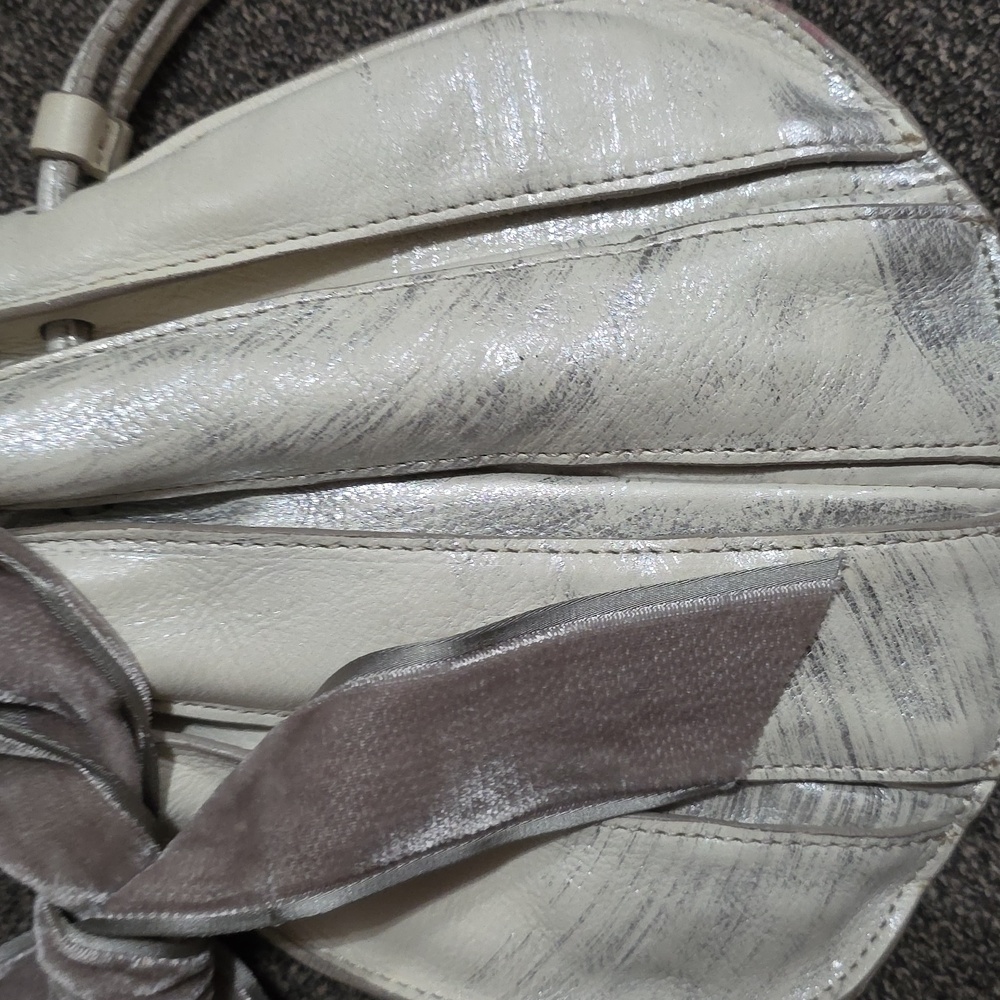 Rare Ann Taylor Elegant Cream and Gray / Silver Wristlet - Picture 4 of 8